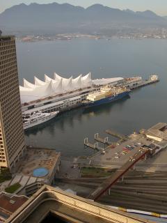 Blick vom Harbor Centre zum Canada Place