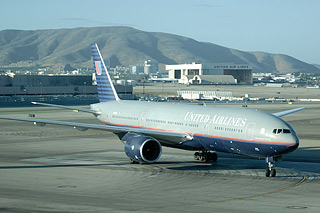 Boeing 777-200 von United Airlines in San Francisco